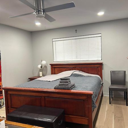 A Luxury Master Bedroom In A Condo Los Angeles Zewnętrze zdjęcie