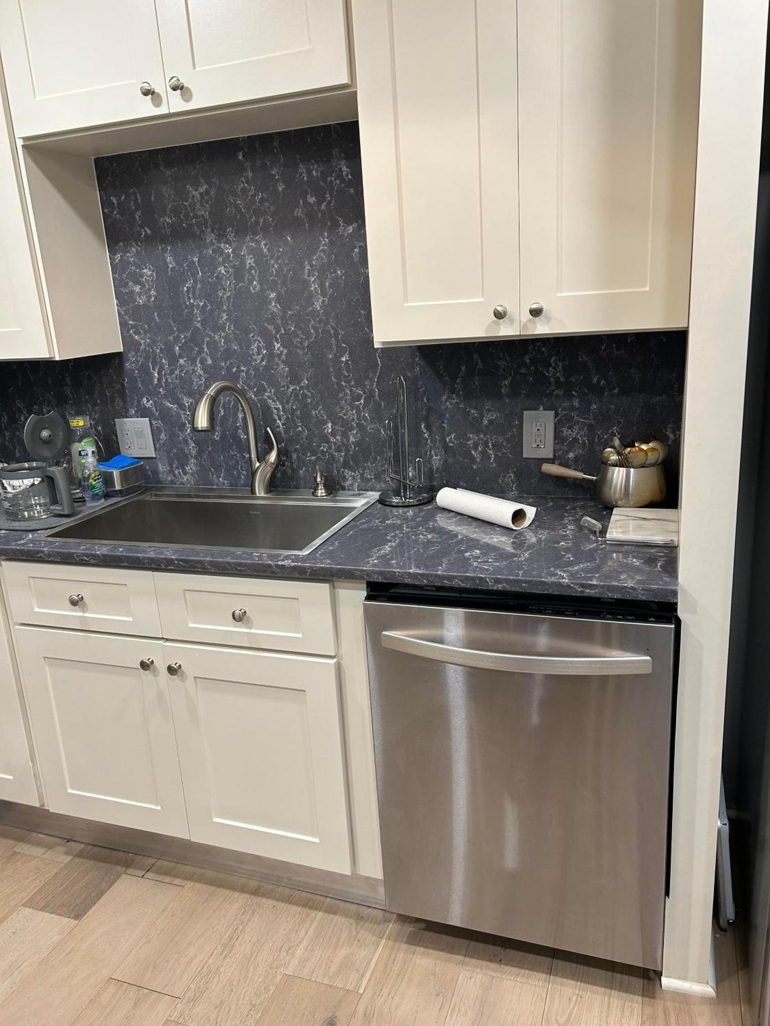 A Luxury Master Bedroom In A Condo Los Angeles Zewnętrze zdjęcie