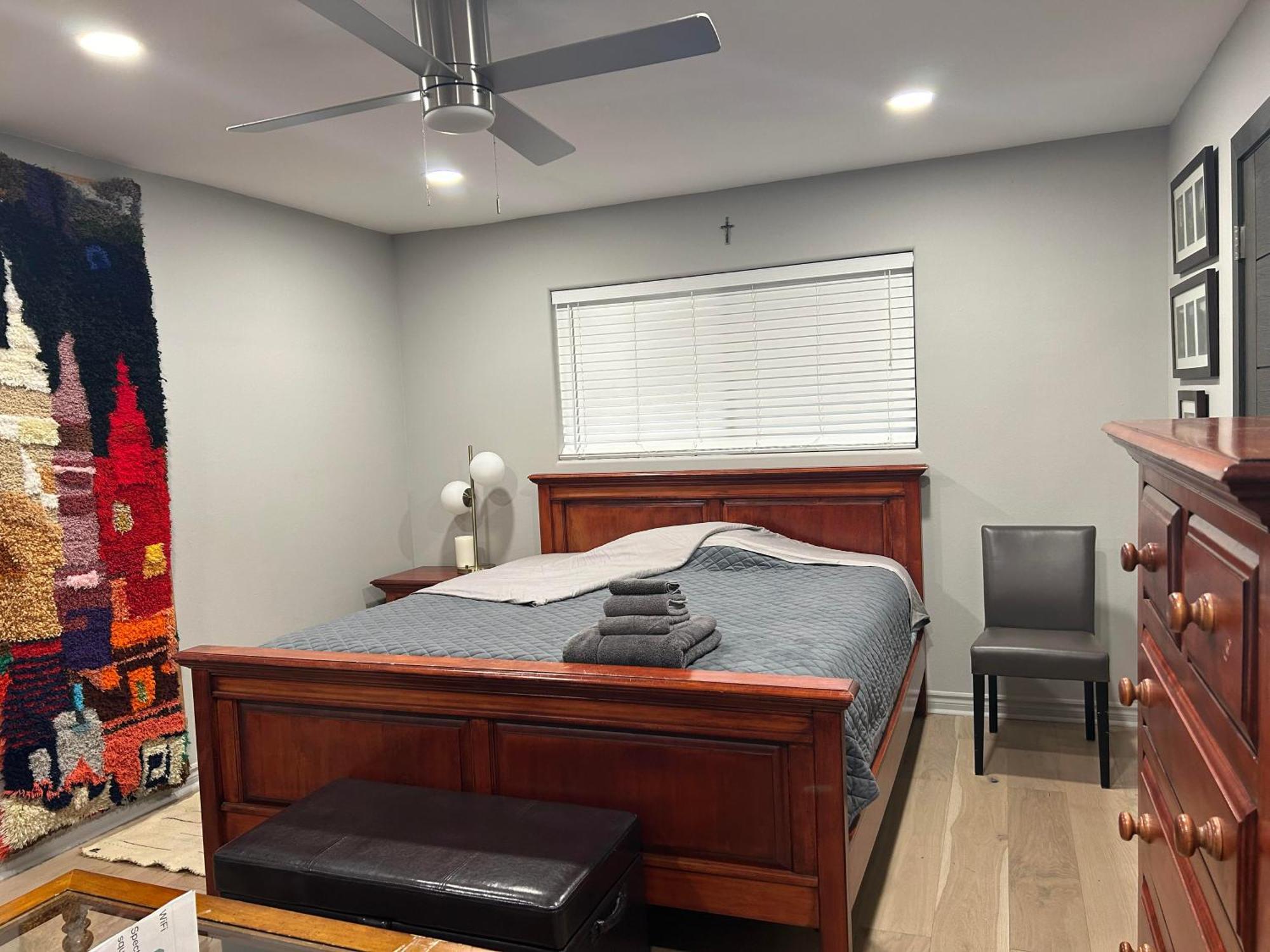 A Luxury Master Bedroom In A Condo Los Angeles Zewnętrze zdjęcie